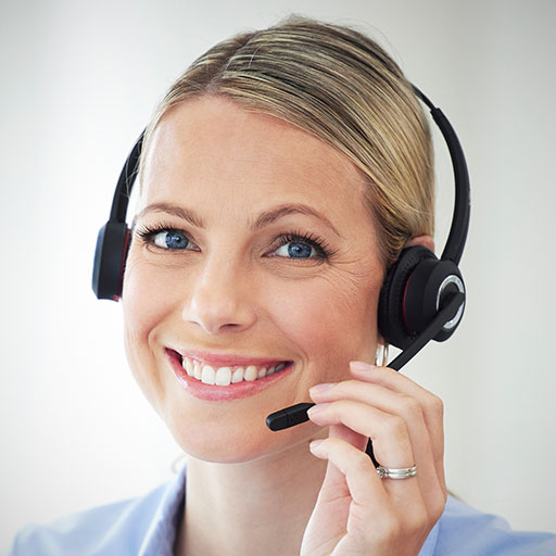Mitarbeiterin der DIGGI 24 Service-Hotline mit Headset