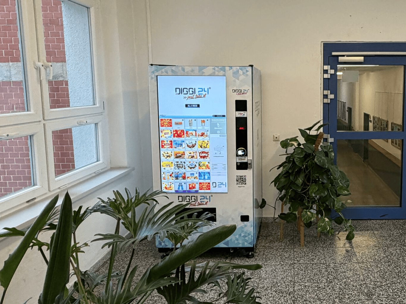 DIGGI 24 Snackautomat aufstellen im Schulflur, Snacks und Getränke für Schulen