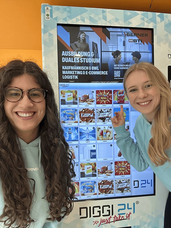 DIGGI 24 Snackautomat in der Schule mit Azubi-Werbung auf dem Bildschirm