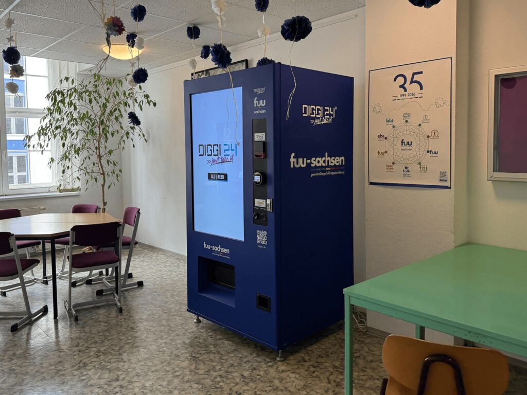 Dunkelblauer DIGGI 24 Snackautomat für Schulen bei fuu sachsen