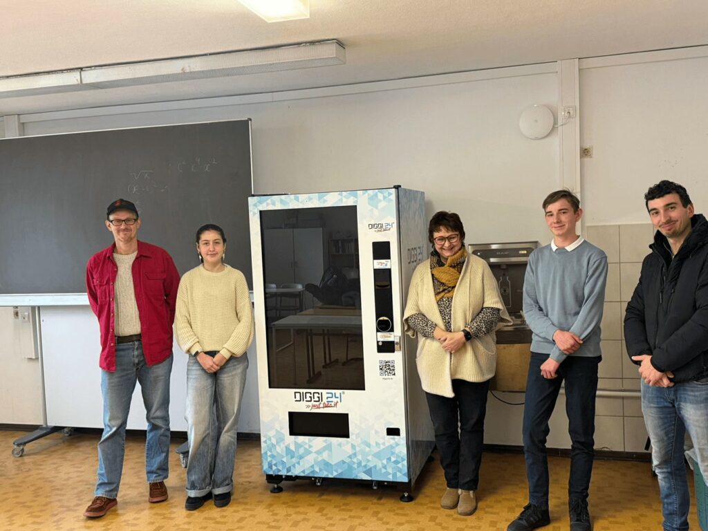 DIGGI 24 Snackautomat für Schulen im Klassenzimmer, Gruppe vor dem Automaten